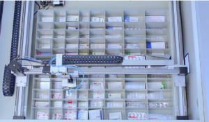 Farmacia automatizada con la ayuda de cadenas portacables