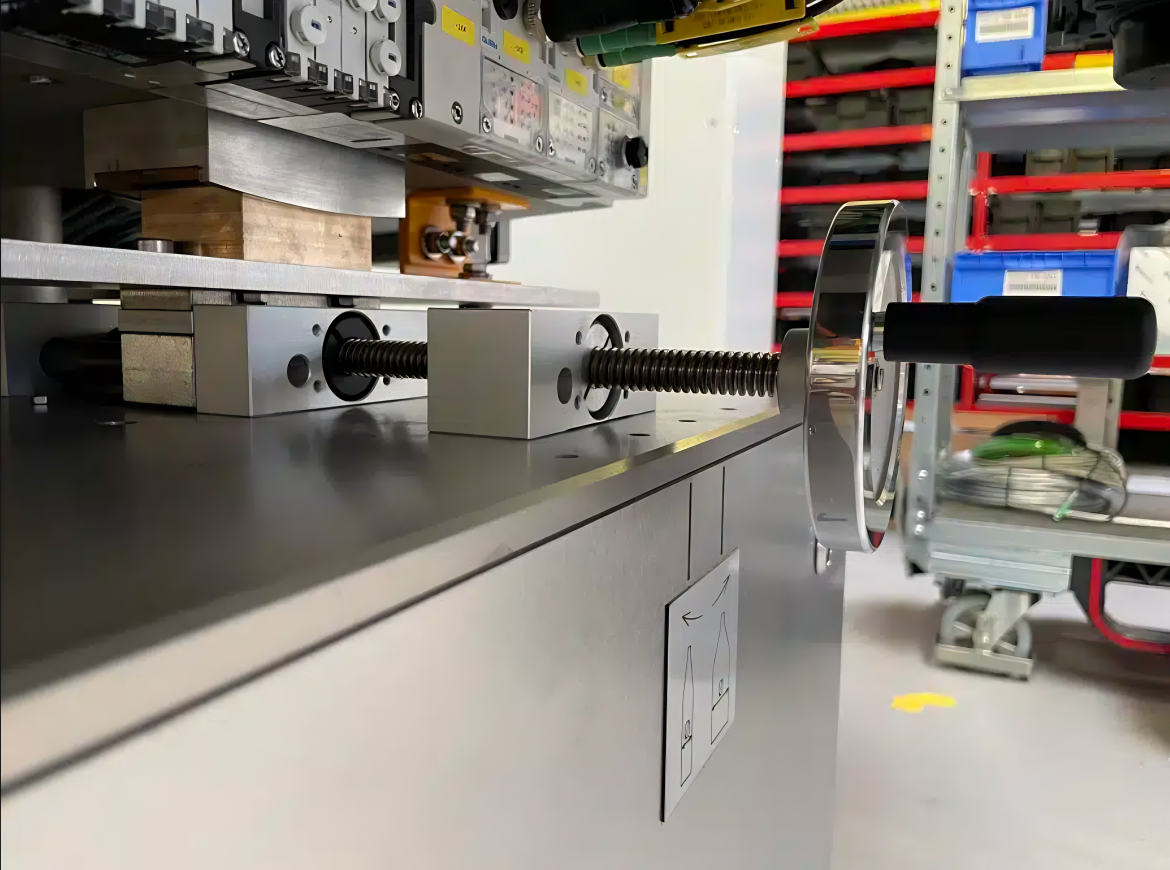Sistema de ajuste debajo de la unidad de etiquetado, equipado con la tecnología lineal drylin®