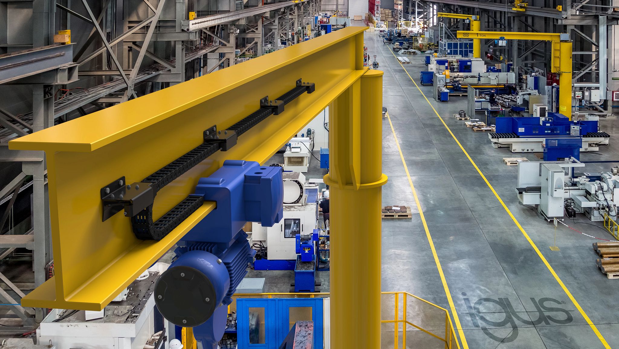 Cadena portacables igus instalada en puente grúa dentro de una planta industrial