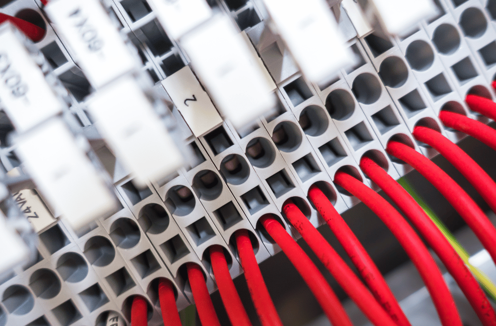 cable-clamps-terminales-cable Terminal block con cables asegurados mediante clamps